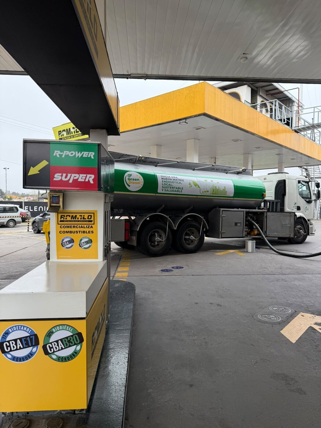 Surtidor de la estación Rómulo en Córdoba con los sellos oficiales CBA E17 y CBA B30, mientras un camión GreenDiesel abastece los tanques